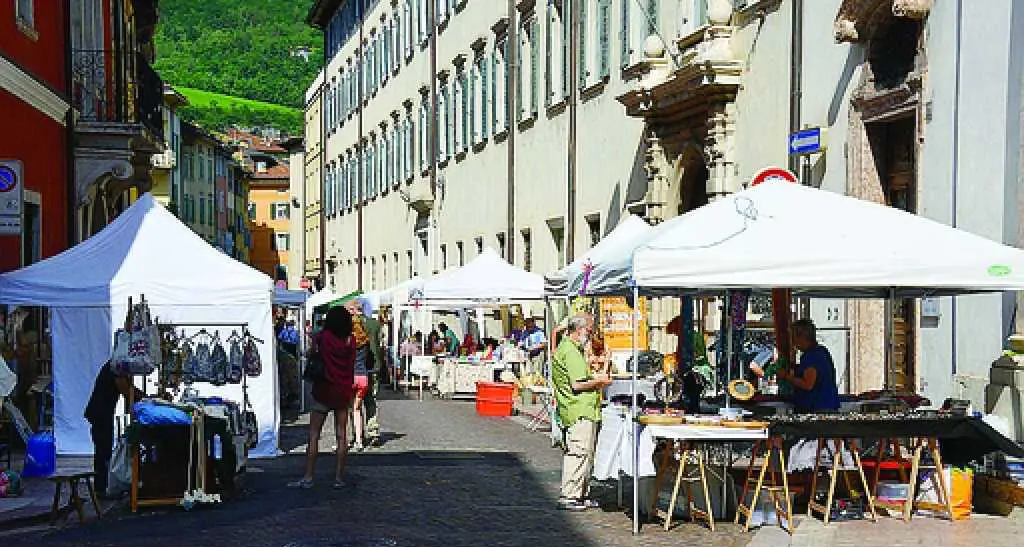 Giro di vite sui mercatini, allarme degli hobbisti
