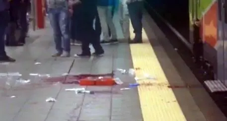 «Biglietto prego», e tirano fuori il machete aggredendo il capotreno