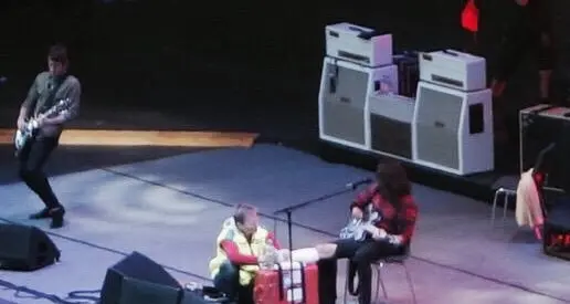 Dave Grohl si rompe una gamba, ma resta sul palco per finire lo show