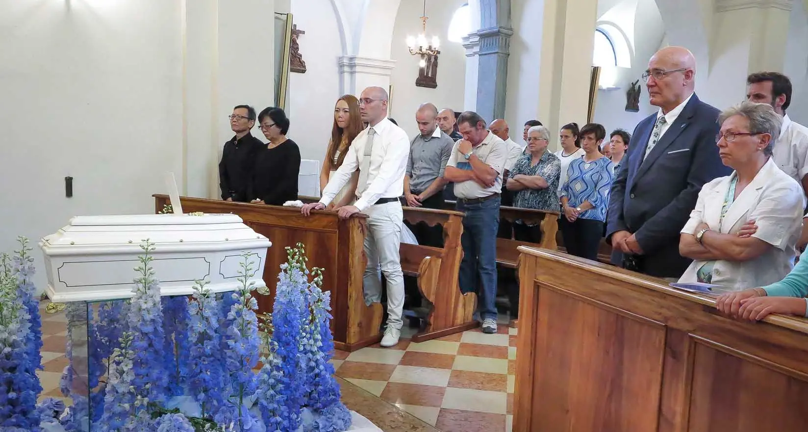 L'abbraccio di Torbole a Matteo e Chloe, lacrime per il piccolo Alessandro Nodari