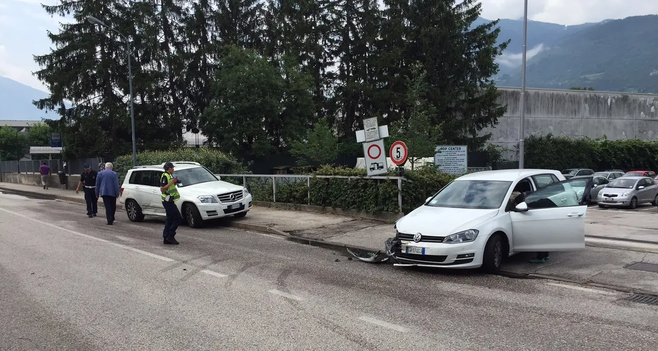 Incidente al centro commerciale, danni ai mezzi