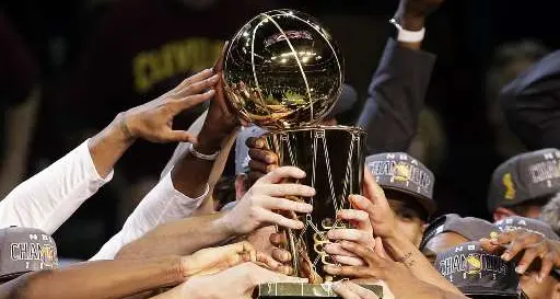 Curry, LeBron e Green, i Warriors trionfano in Nba