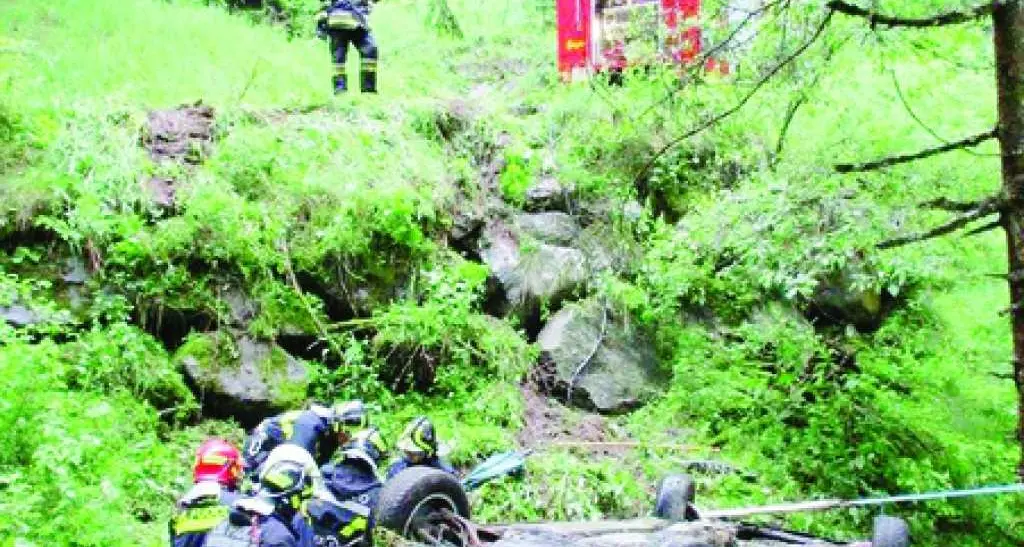 Auto nella scarpata a Rumo: muore imprigionato tra le lamiere