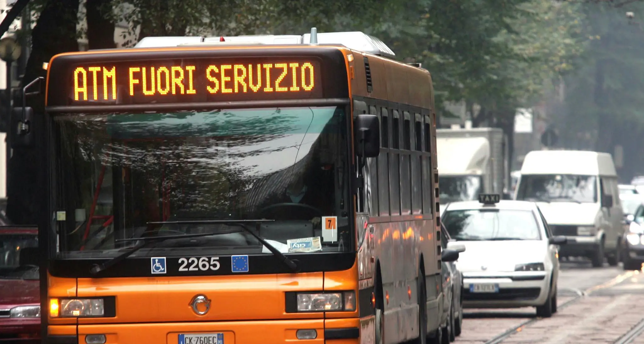 A Milano sanificati dall'Atm i bus che hanno trasportato i migranti
