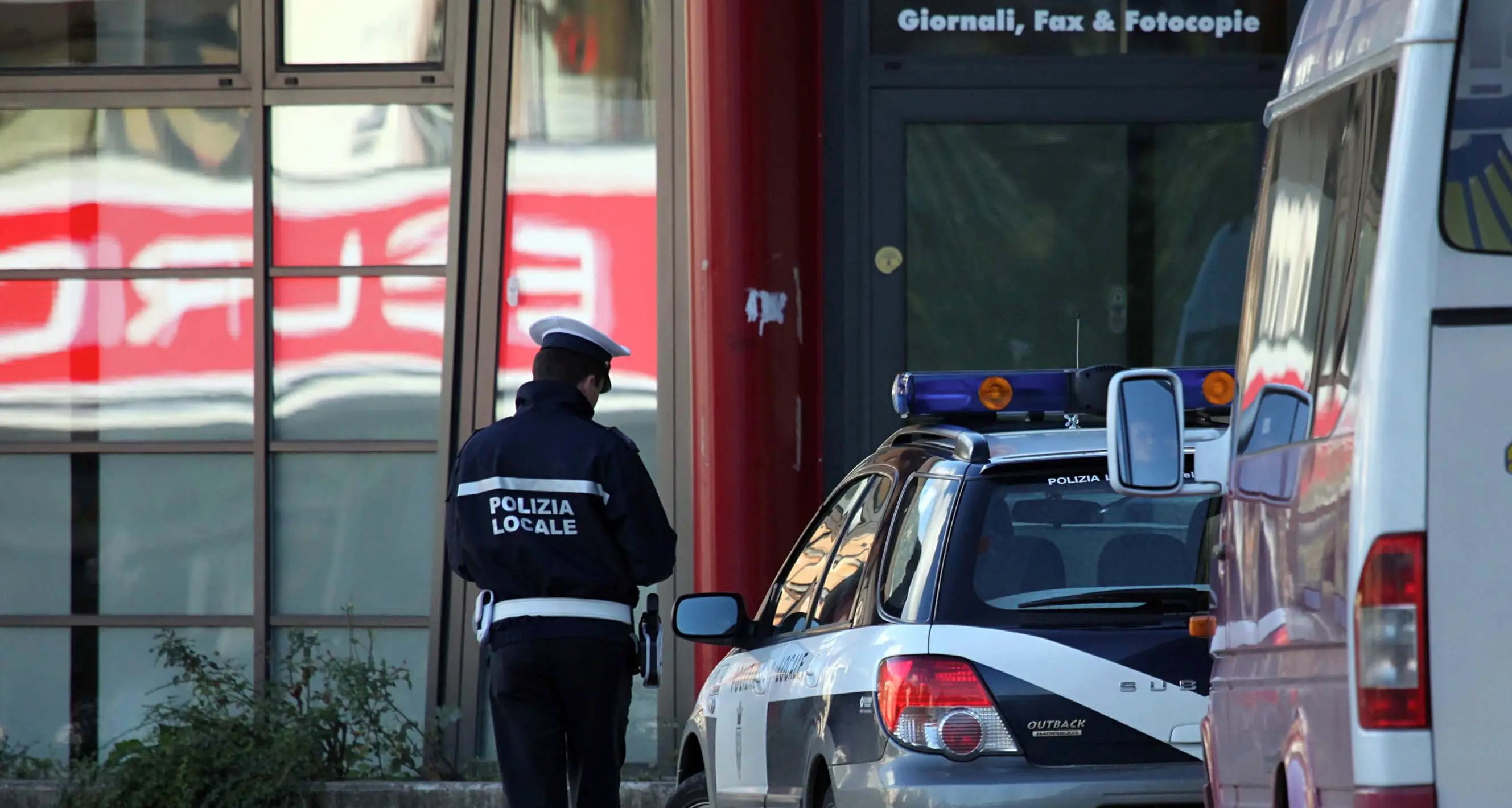 Guida senza avere mai preso la patente e passa col rosso: 50enne denunciato