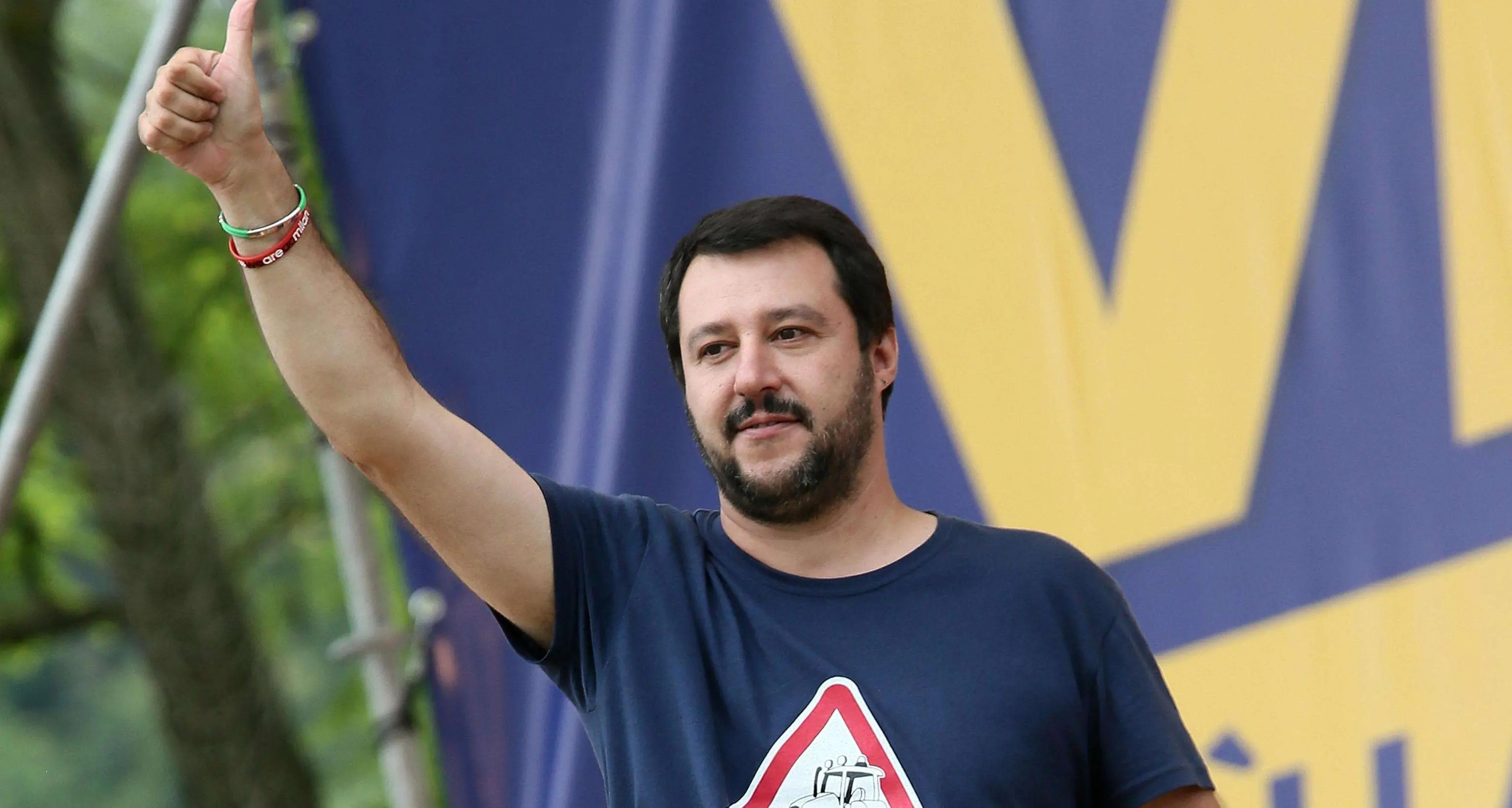 La Lega di Salvini a Pontida «La ruspa? È per Renzi»