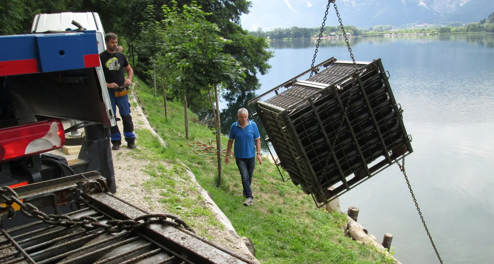 2 mila bottiglie di bollicine «risorgono» dal lago