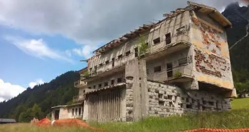 Gli ecomostri trentini da abbattere. Il primo elenco degli edifici da demolire