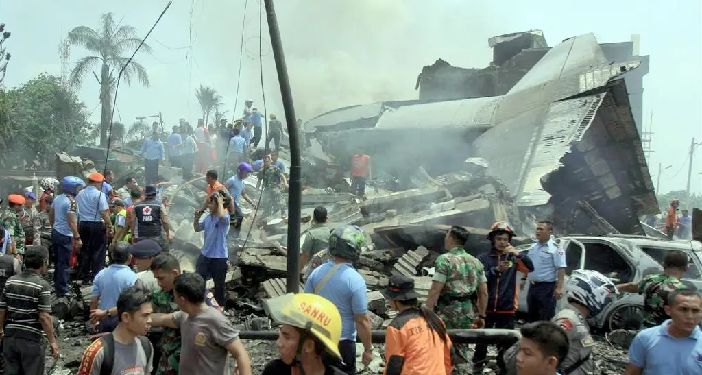 Indonesia, aereo sulle case Decine di vittime nel fuoco