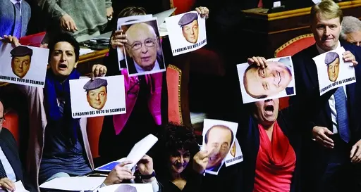 Il voto di scambio è legge tra le proteste