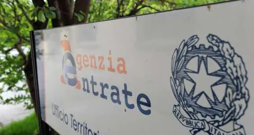 Lo studio: le tasse statali sono tre volte quelle locali