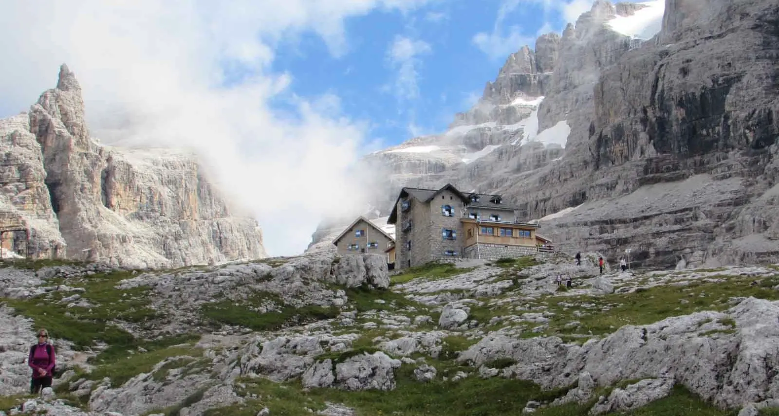 Zaino in spalla e si sale in quota Si apre in montagna la stagione dei rifugi