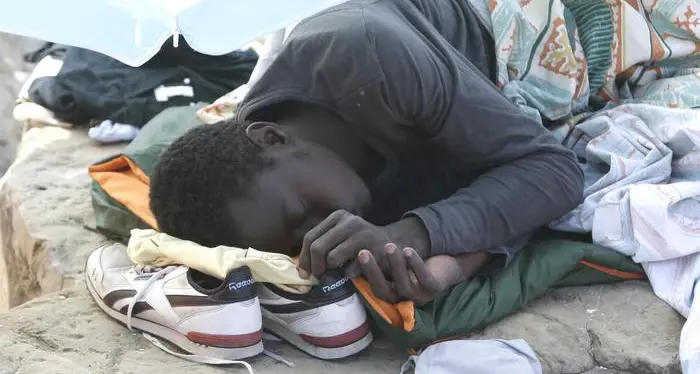 Migranti sbattuti di qua e di là mentre Francia e Italia litigano