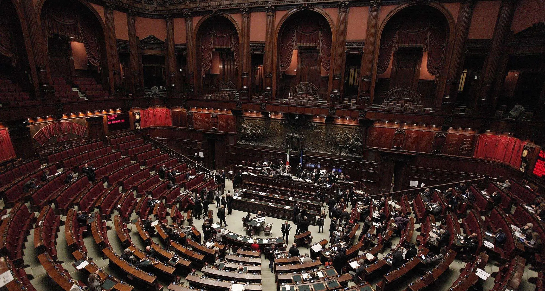 Ecco i redditi dei nostri parlamentari Divina è il più ricco, Dellai il più «povero»