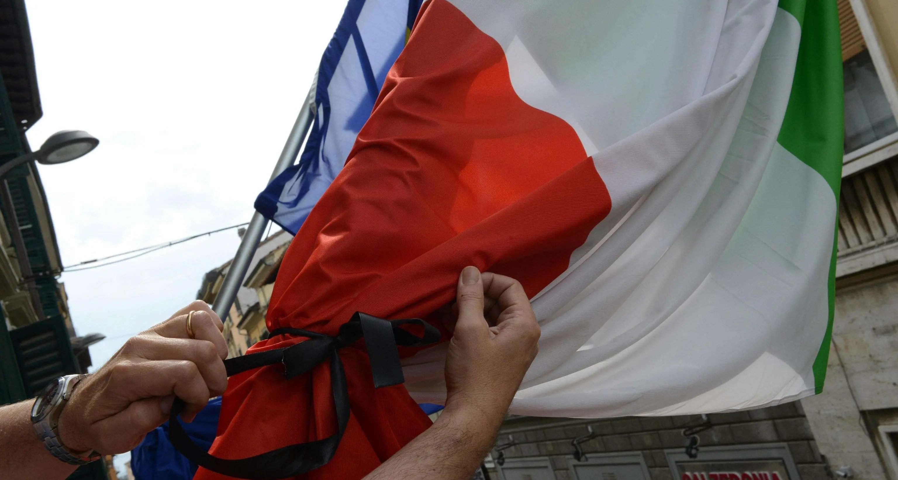 Fratelli d'Italia a Riva: «Inno e alzabandiera nelle scuole»