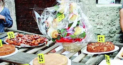 I bimbi vendono torte per finanziare la gita