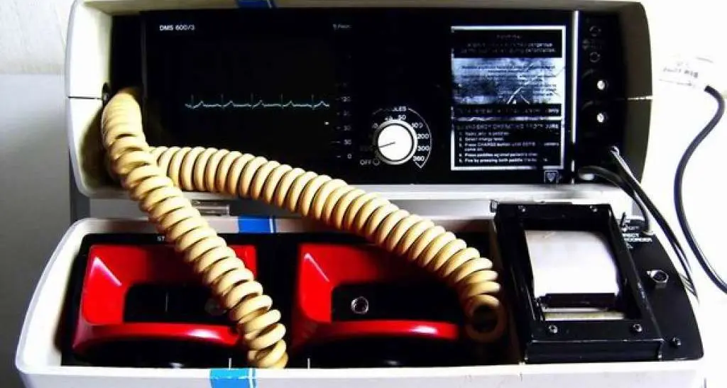 Defibrillatori, altri sei mesi per mettersi in regola