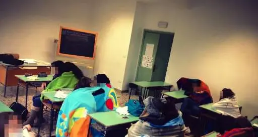 Studenti a scuola con le coperte