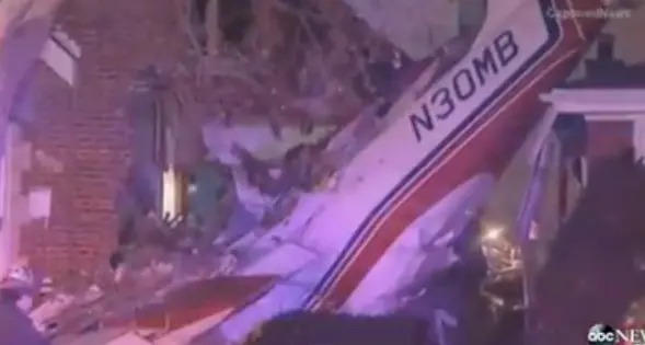 Aereo contro una casa, come nel film Donnie Darko