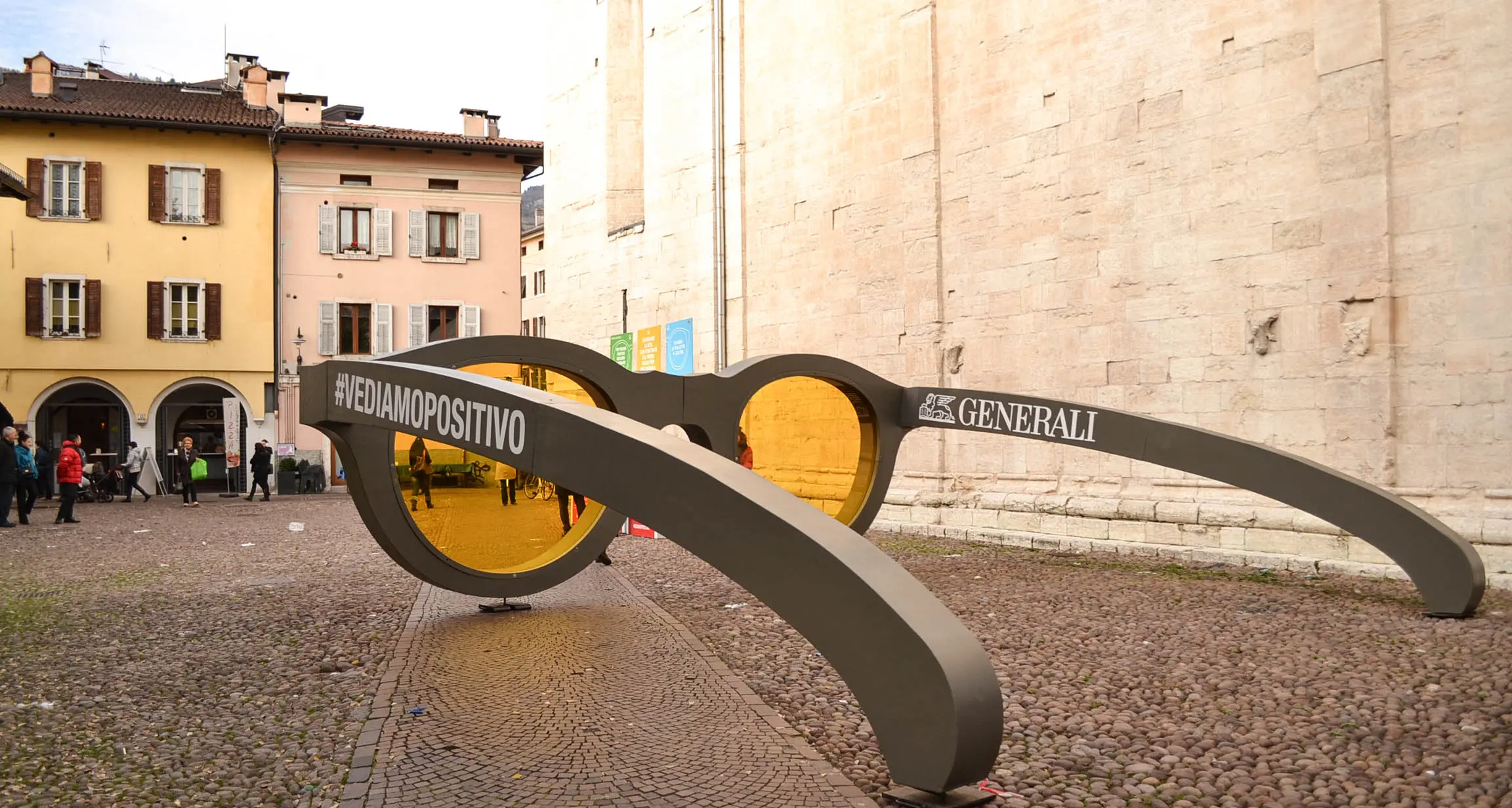 Occhiali giganti in piazza d'Arogno