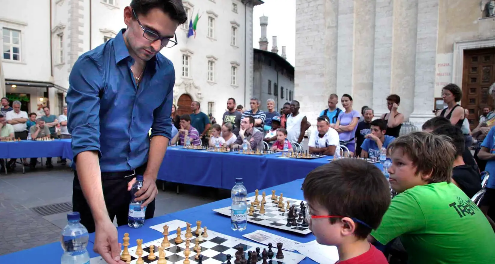 Axel ventitrenne campione di scacchi sfida 25 avversari in piazza ad Arco