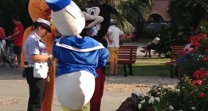 Pippo, Pluto, Paperino multati da vigili
