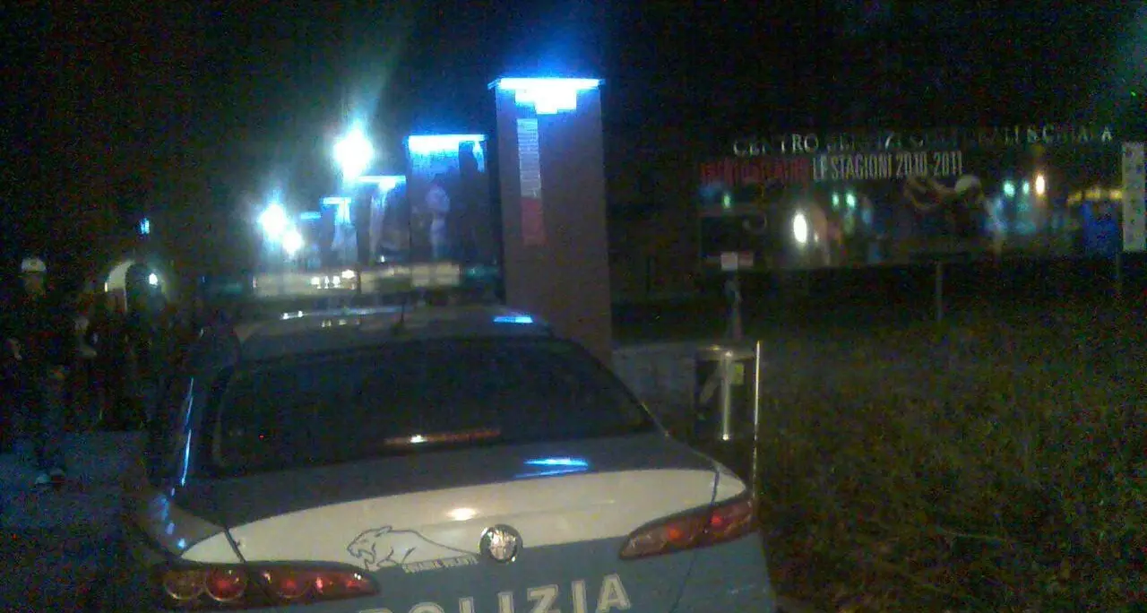 Lite fuori dalla discoteca, accoltellato un 19enne