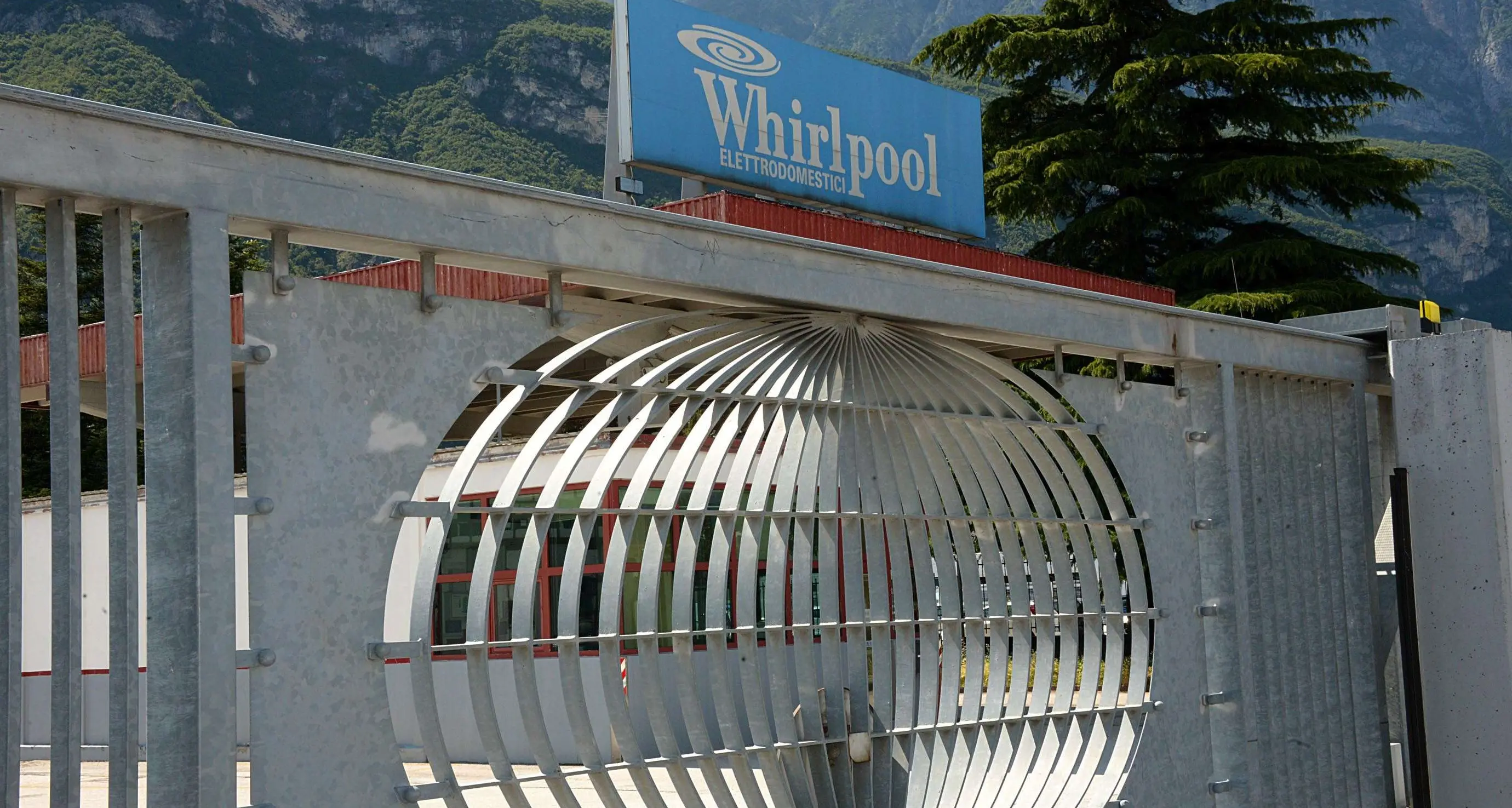 Compendio Whirlpool, si fa avanti la Vetri Speciale Promessi 41,2 milioni di investimenti e 200 posti di lavoro