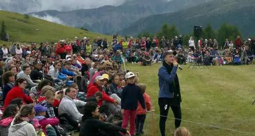 Arisa canta sulle Dolomiti. La ascoltano in 2.500