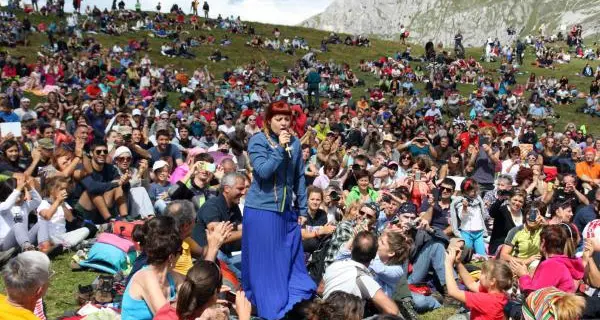 Show di Noemi Folla sulle Dolomiti