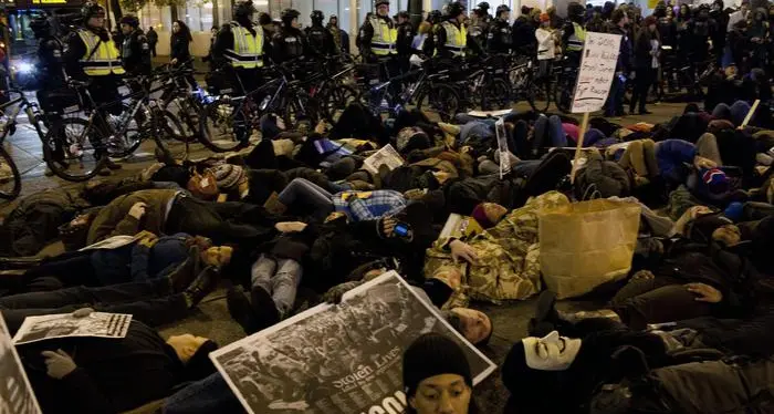 Giovane di colore ucciso da poliziotto, nuove proteste negli Usa