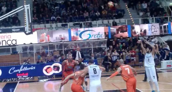 Basket: Aquila travolgente, Triche e BJ scatenati