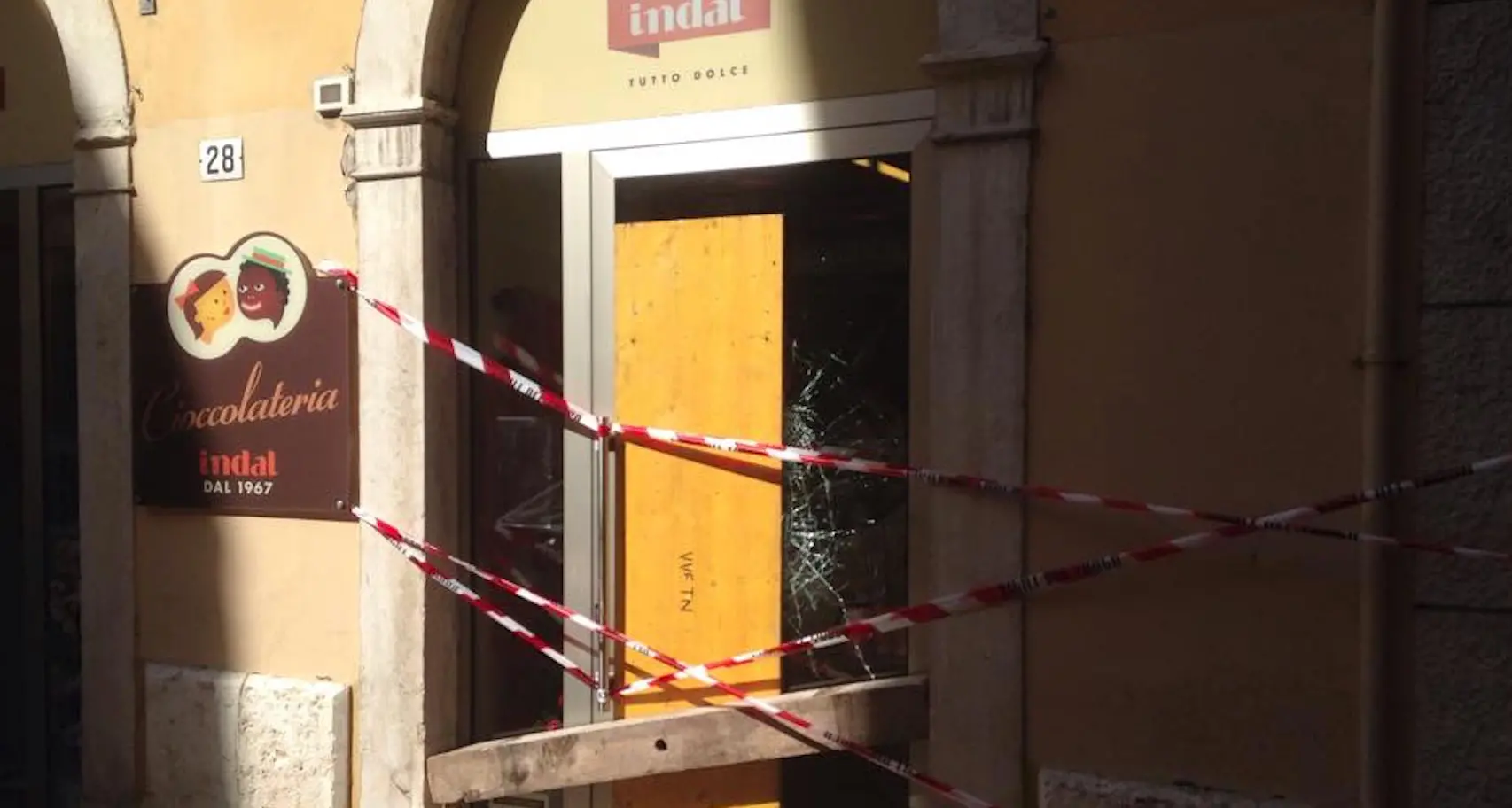 Sedia contro la vetrina dell'Indal: preso il ladro