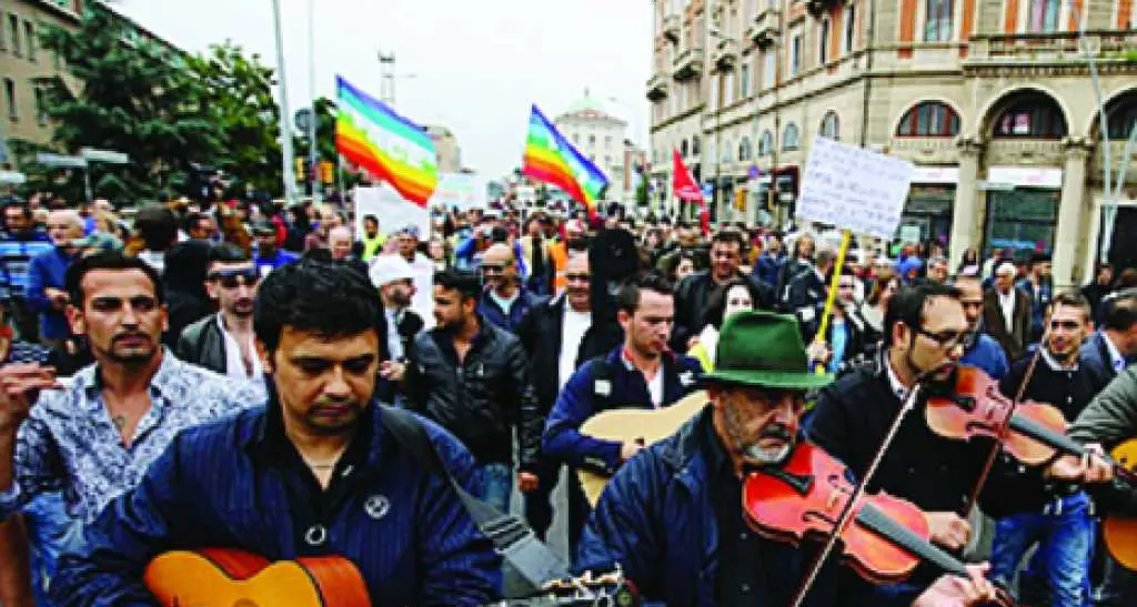 Rom e sinti in corteo: non siamo ladri