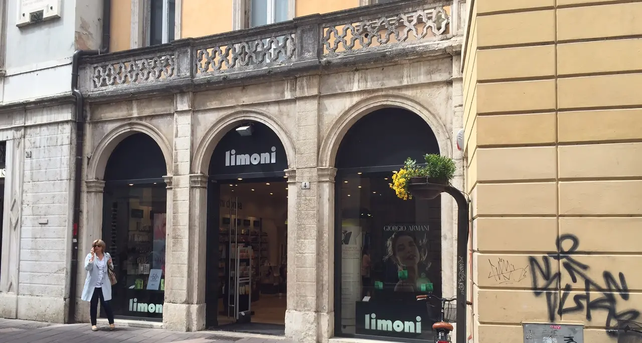 Ancora furti in centro colpita una profumeria