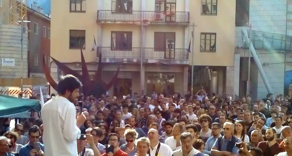 Di Battista a Trento Piazza Battisti si riempie
