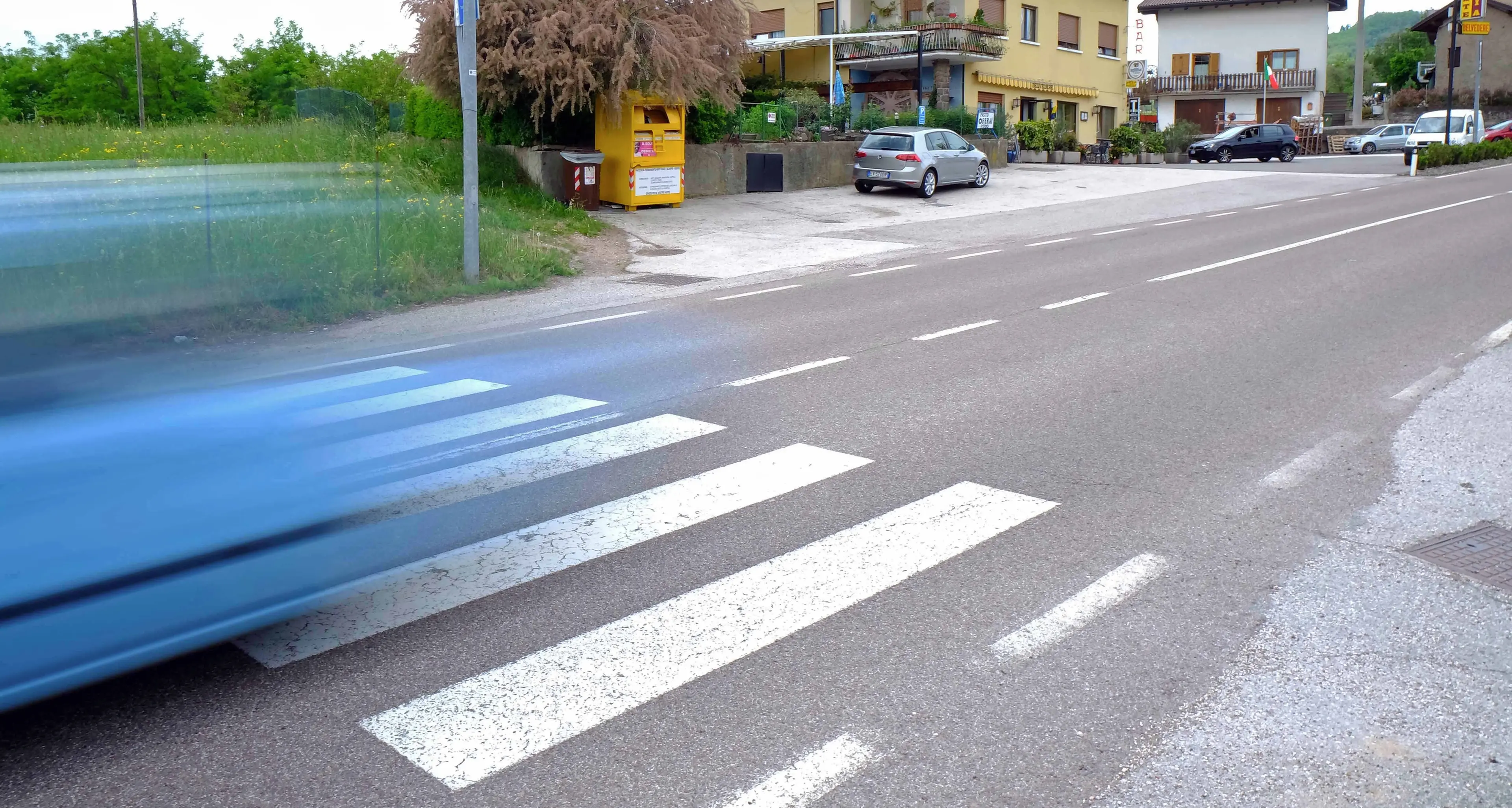 Pedoni a rischio a Madrano: le auto non si fermano al semaforo