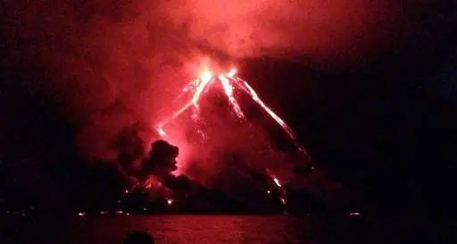 Lo Stromboli si «agita» e dà spettacolo in mare