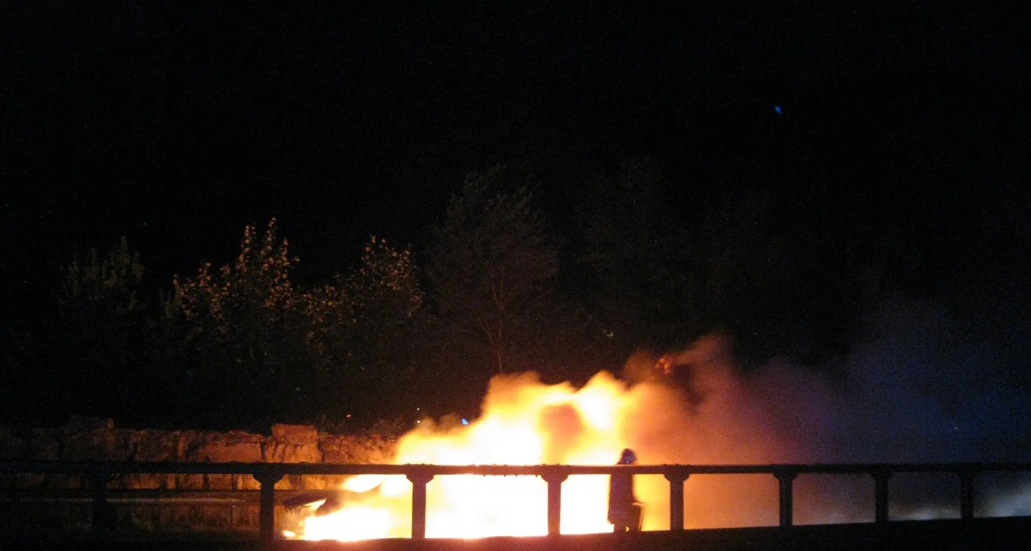 Auto ibrida avvolta dalle fiamme, rogo in autostrada