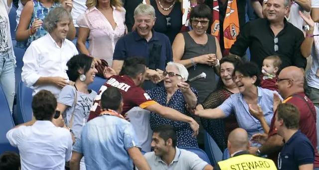 Florenzi, dopo il gol l'abbraccio alla nonna