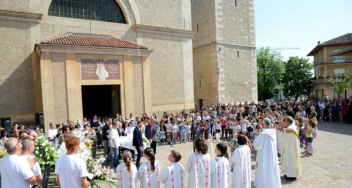 Ciao Desireè! Una grande folla ai funerali della piccola bimba