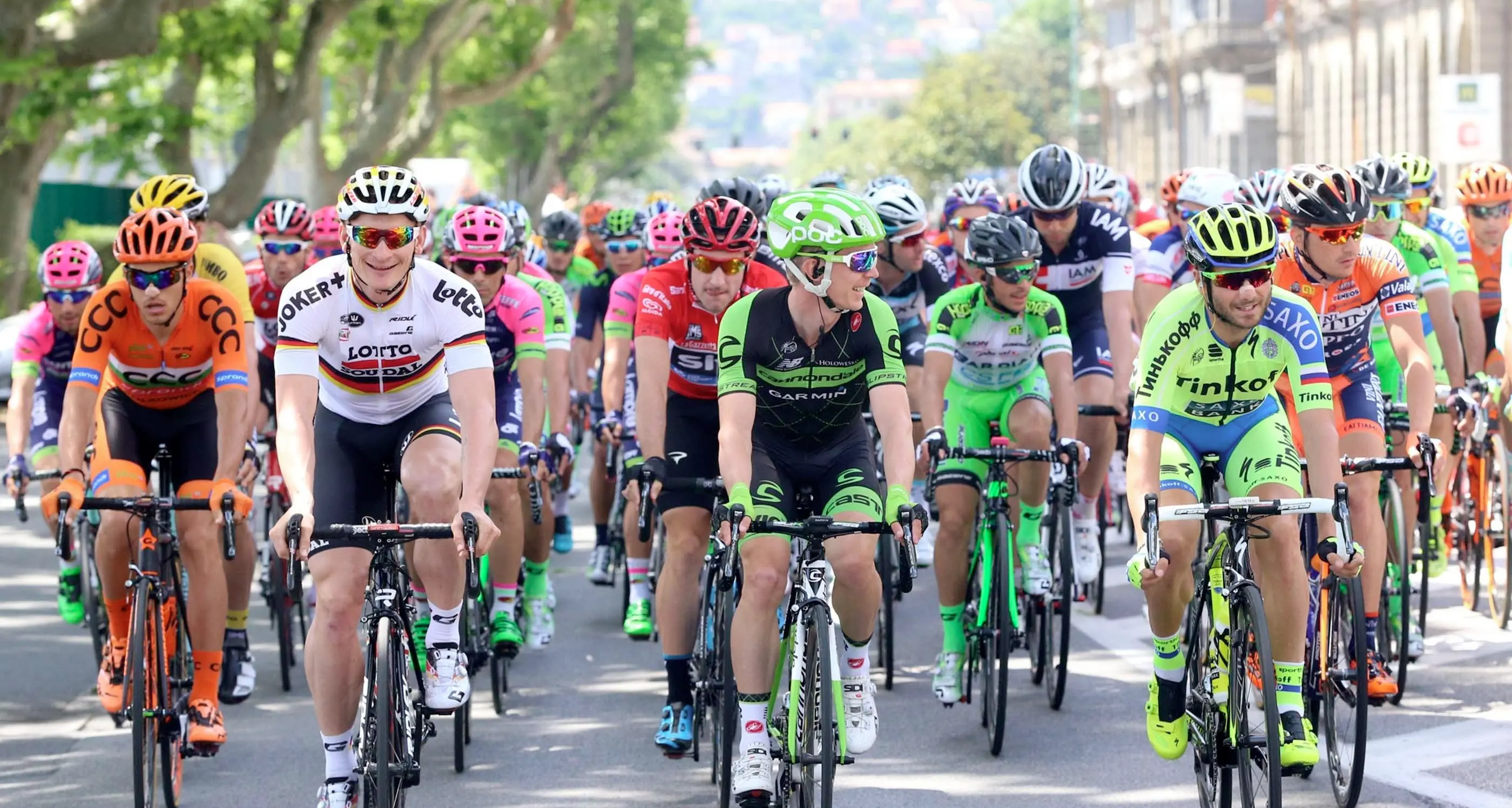 Giro, Greipel in una volata da brividi Cade Contador, Colli in ospedale