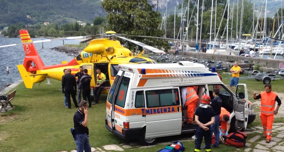 Riva, l'elicottero atterra in spiaggia per soccorrere un sub in gravi condizioni