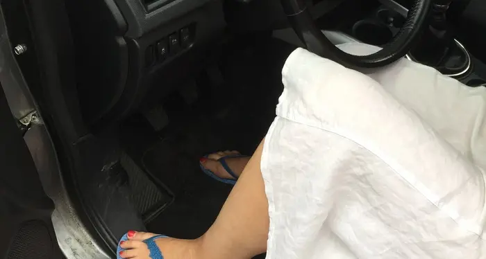 Arriva l'estate, le infradito sono possibili al volante?