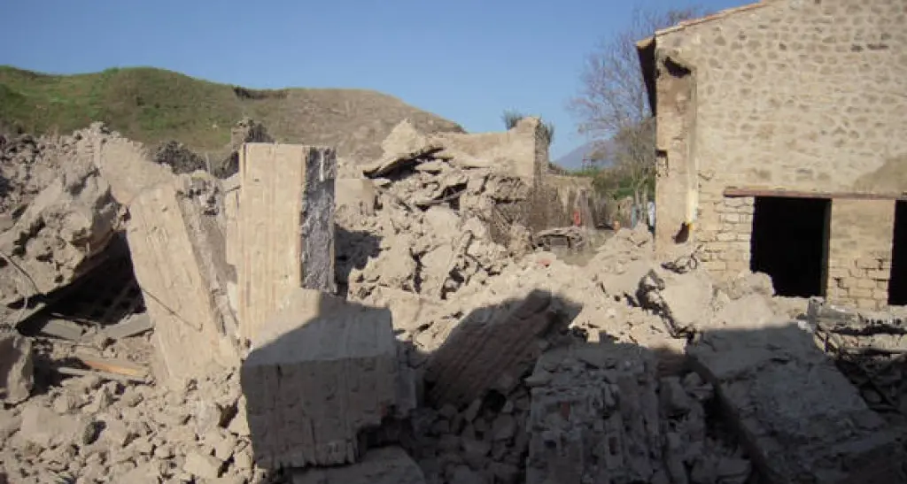 Pompei, turista urta e fa cadere una colonna
