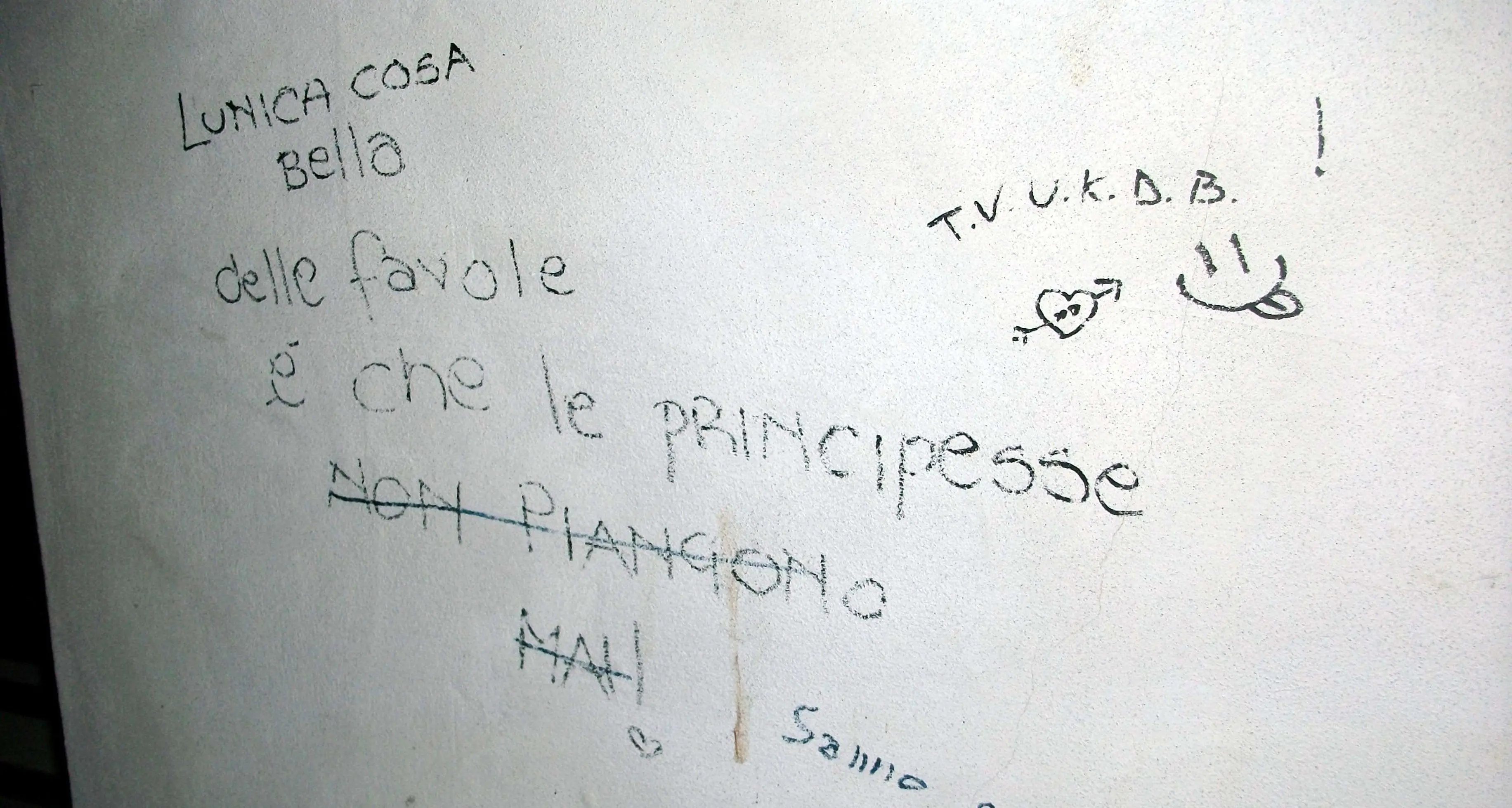 E ora i vandali del Natale distruggono gli addobbi