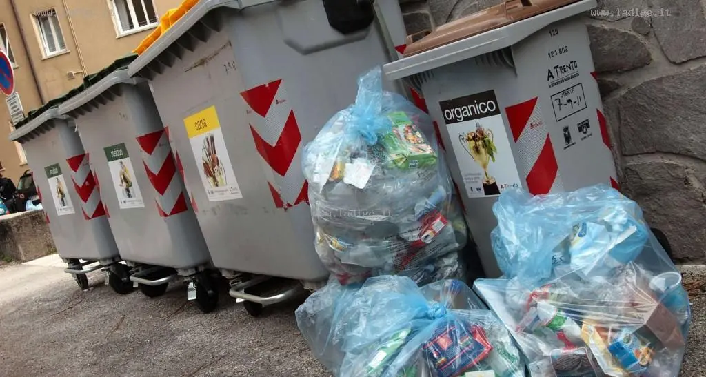 Nuove modalità di raccolta degli imballa Valsugana, scoppia la protesta contro Amnu