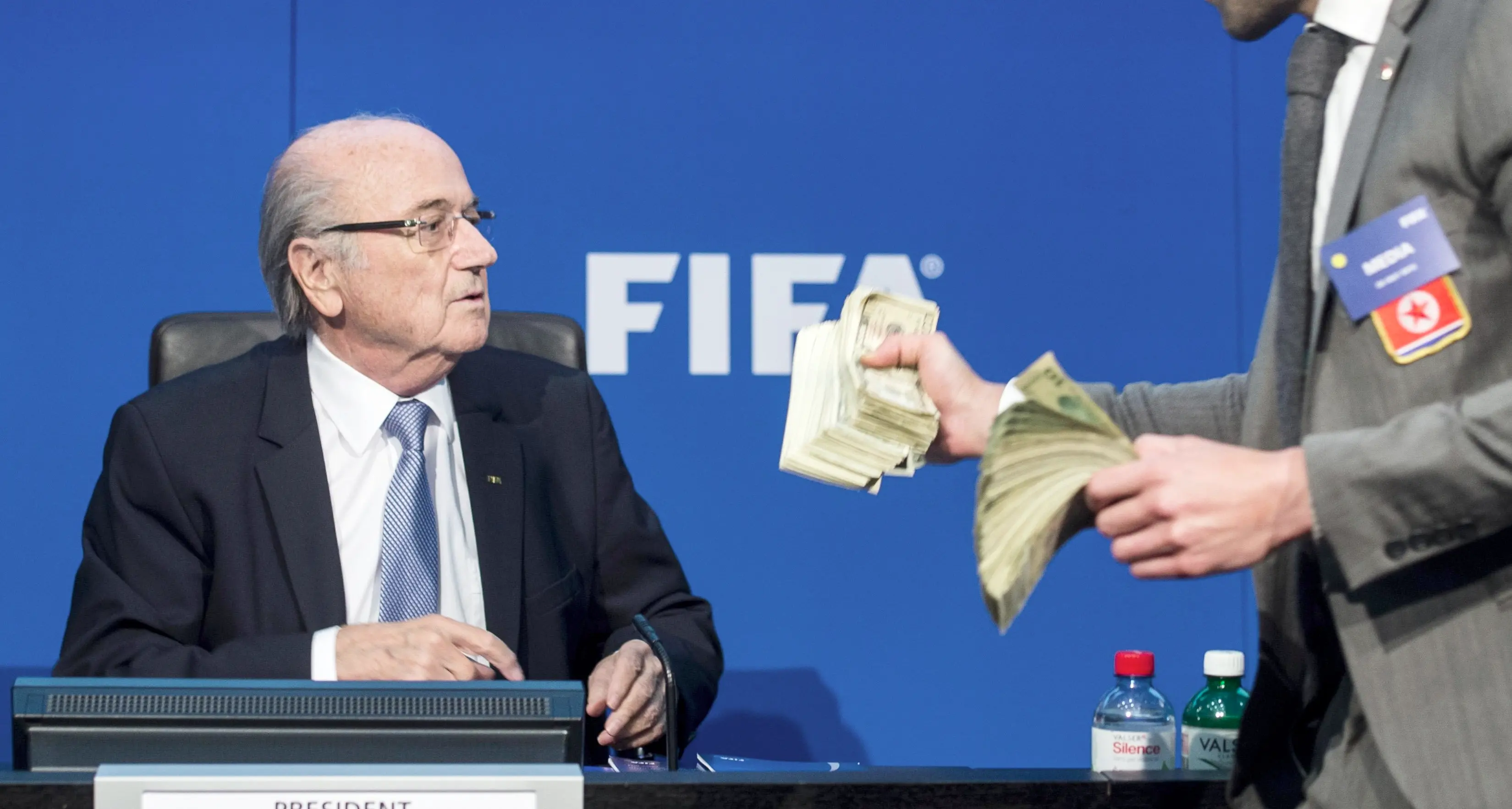 Blatter: \"Me ne vado, assemblea Fifa in febbraio 2016\" Platini: \"Serve nuova leadership e riforme per il calcio\"