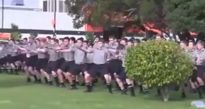L'Haka degli studenti al funerale del prof in Nuova Zelanda