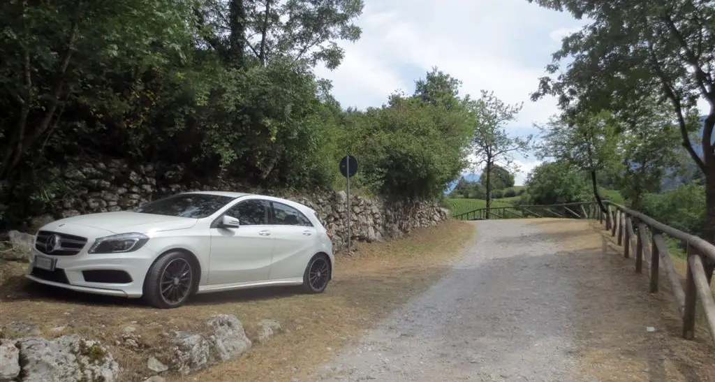 Il lago Tenno, splendido gioiello assediato dalle auto e dai bagnanti